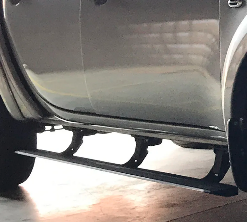 PISADERA RETRÁCTIL ELÉCTRICA MITSUBISHI L200 2016 -